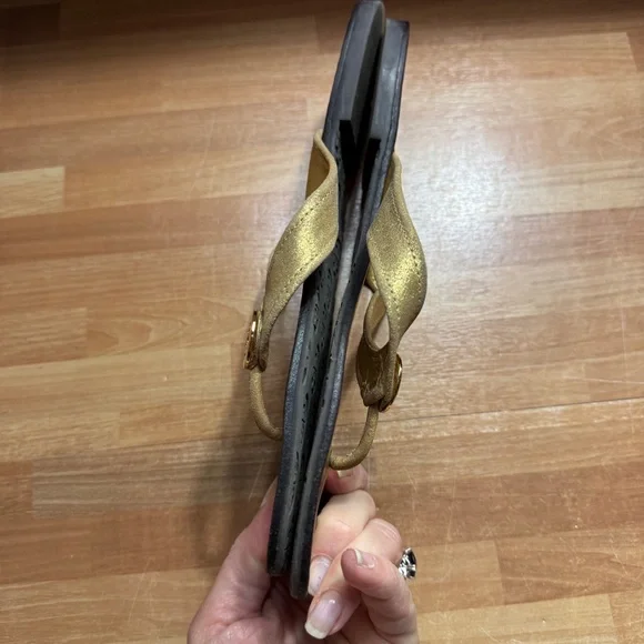 Tory Burch thora flat thong gold leather sandals size 8 - Picture 8 of 8